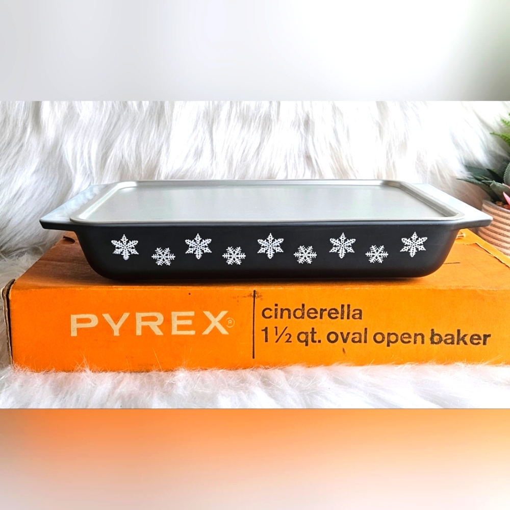 NEW Vintage 1960 Pryex Black/White Snowflake Cinderella 1 1/2 Qt Oval Open Baker
